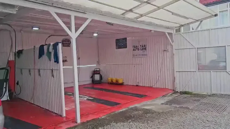Spălătoria ZED văzută de afară, cu boxa acoperită
